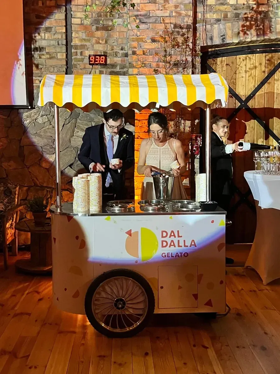 Wózek Dal Dalla z gelato na weselu